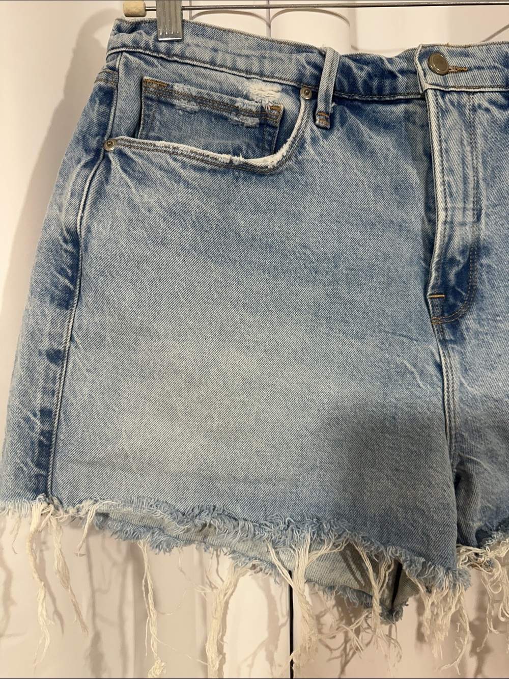 Good American Denim Shorts Size 12 31 Frayed Hem Distressed Cutoff Jean Shorts - Picture 5 of 8